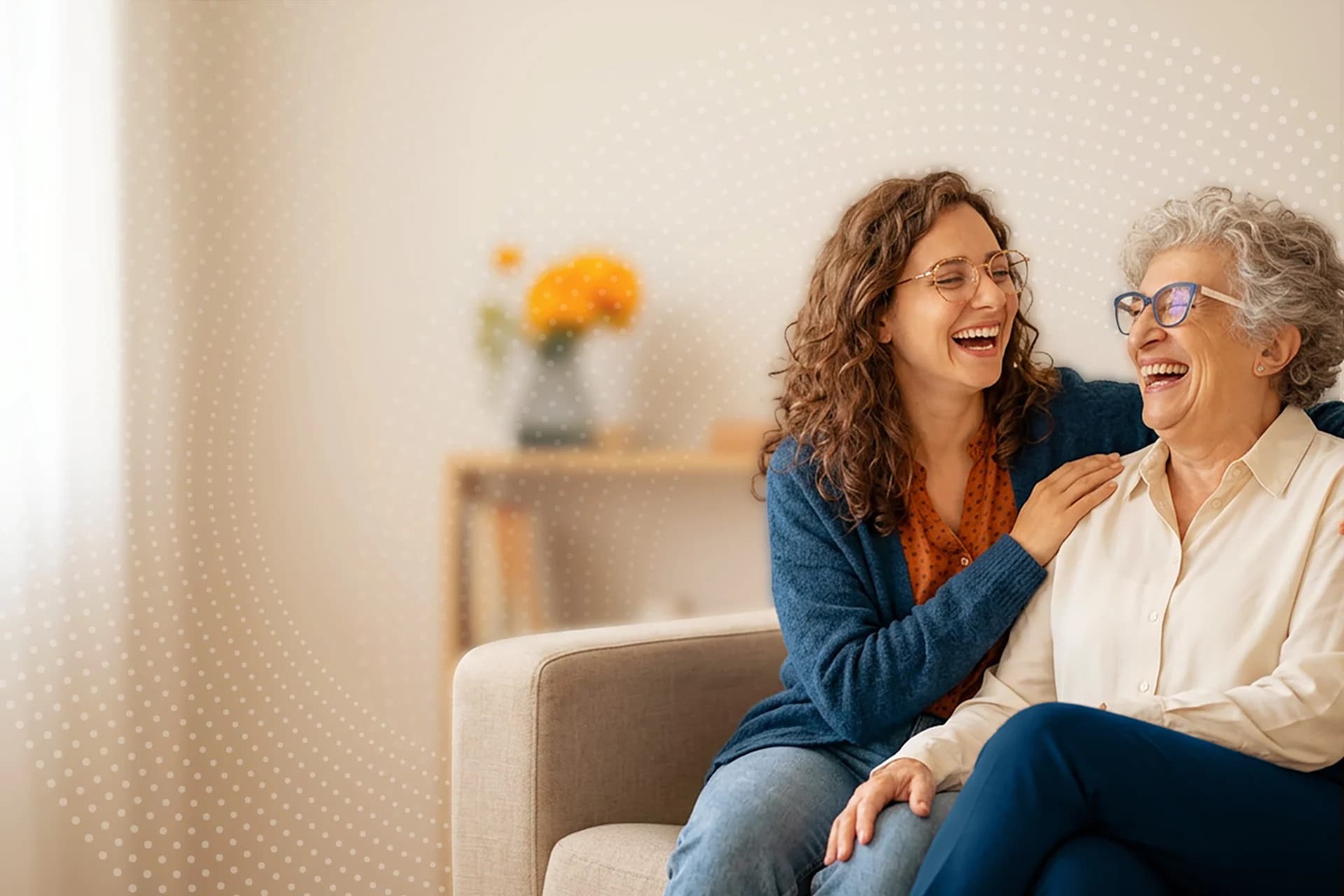 Filha e mãe juntas, sorrindo, em casa